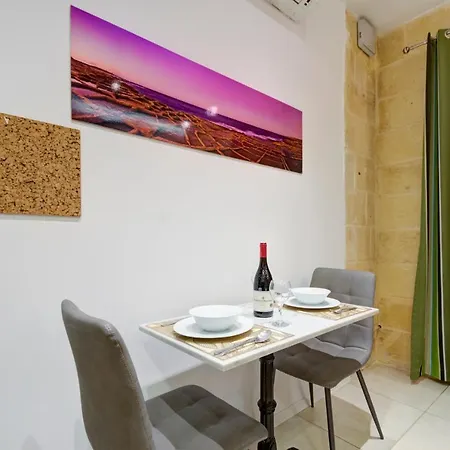 Cozy And Modern 1-bedroom Apartment *